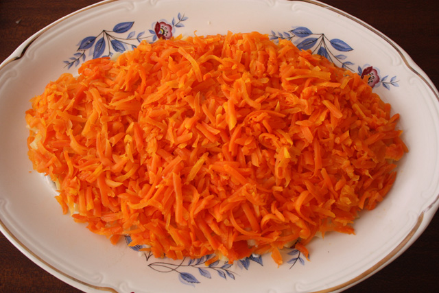 Салат из тертой моркови с курагой