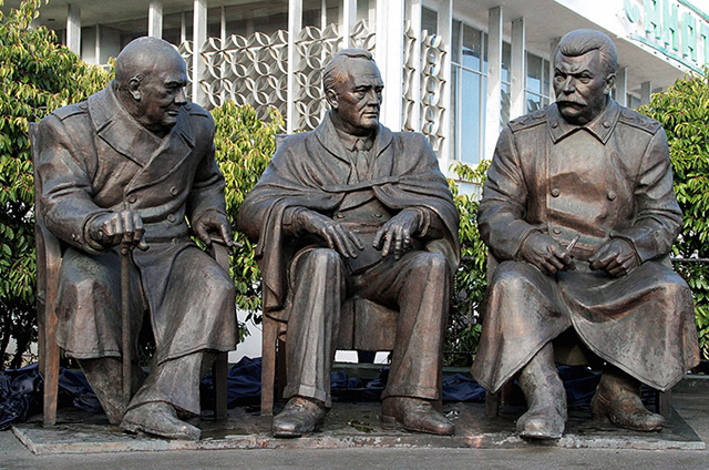 Памятник Черчилю, Рузвельту и Сталину